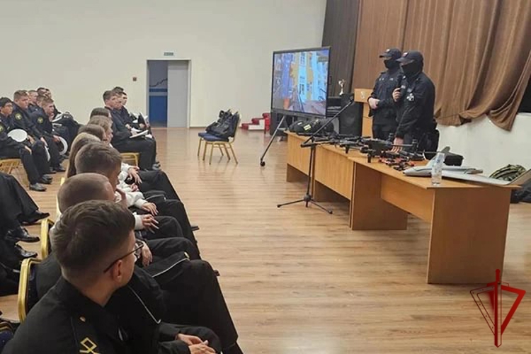 Спецназ Росгвардии провёл урок мужества для студентов московского колледжа