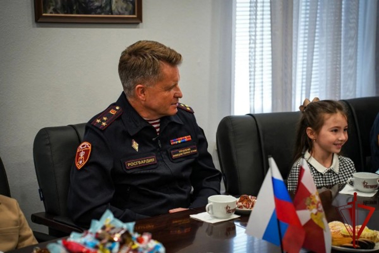 Начальник Управления вневедомственной охраны столичного главка Росгвардии поздравил детей сотрудников с Днём Знаний (видео)