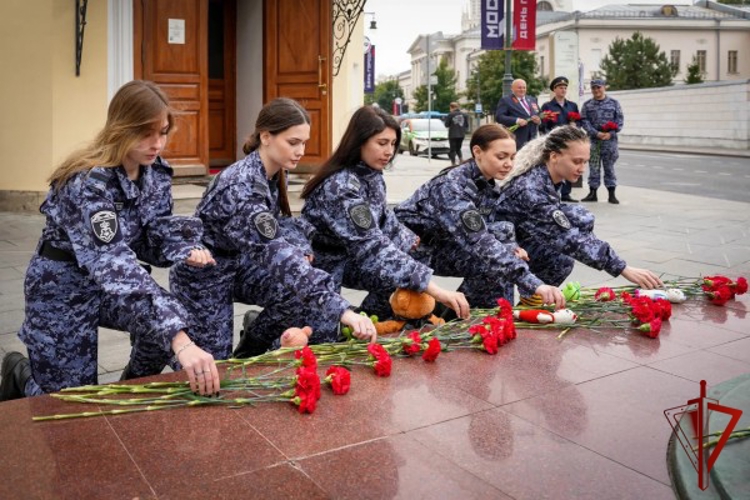 В День солидарности в борьбе с терроризмом столичные росгвардейцы провели памятное мероприятие, посвященное трагическим событиям в Беслане (видео)