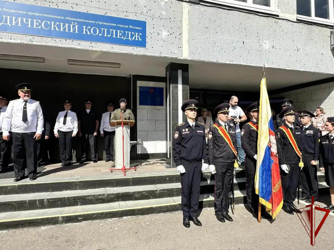 Московские росгвардейцы поздравили школьников и студентов с Днём знаний