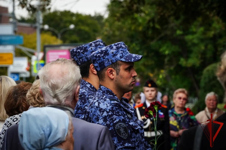 Столичные росгвардейцы почтили память жертв терактов в День солидарности в борьбе с терроризмом