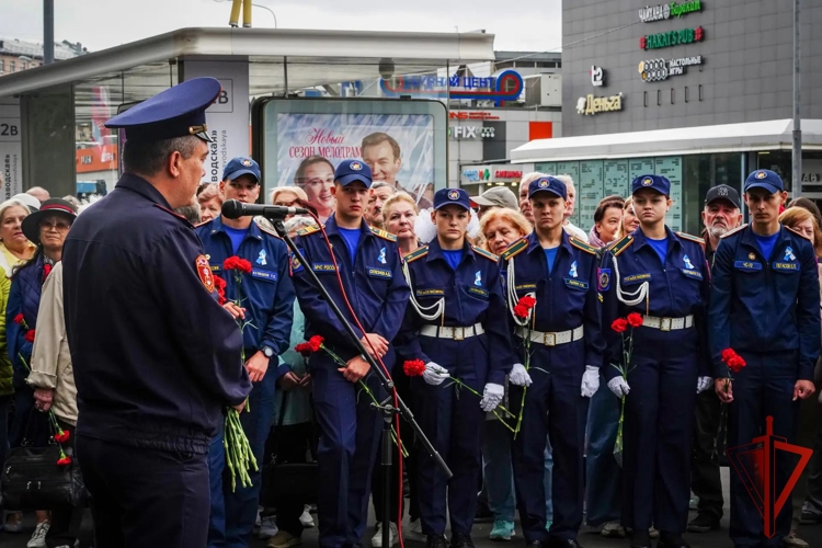 Столичные росгвардейцы почтили память жертв терактов в День солидарности в борьбе с терроризмом