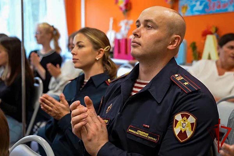 Московские росгвардейцы навестили воспитанников подшефного семейного центра