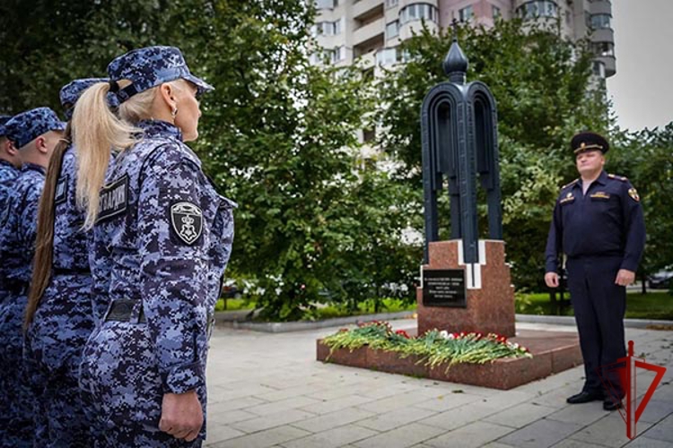 В Москве росгвардейцы почтили память погибших во время трагических событий 8 сентября 1999 года
