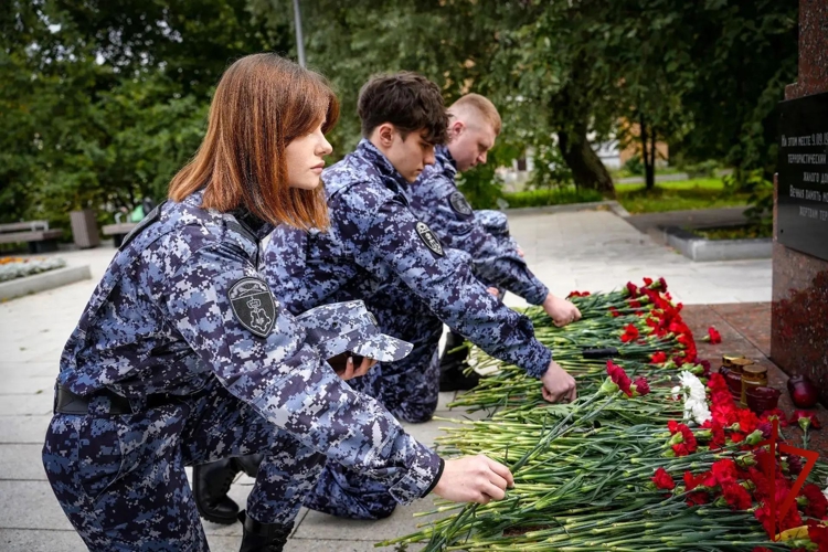 В Москве росгвардейцы почтили память погибших во время трагических событий 8 сентября 1999 года