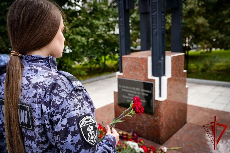 В Москве росгвардейцы почтили память погибших во время трагических событий 8 сентября 1999 года