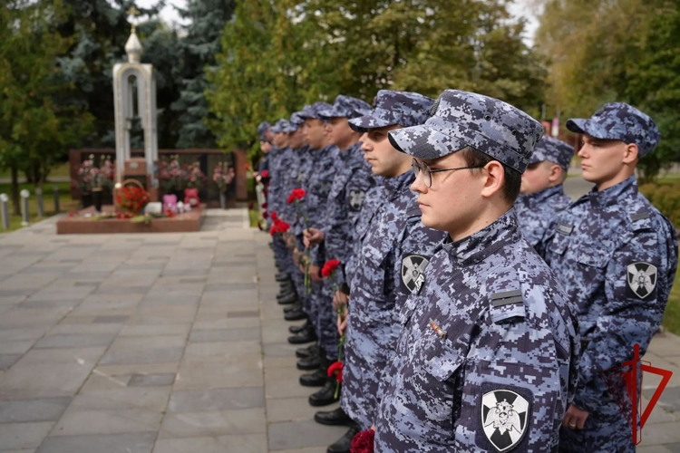 Московские росгвардейцы провели памятное возложение цветов к мемориалу жертв теракта на Каширском шоссе