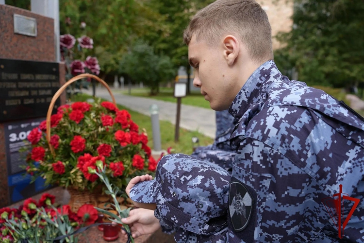 Московские росгвардейцы провели памятное возложение цветов к мемориалу жертв теракта на Каширском шоссе