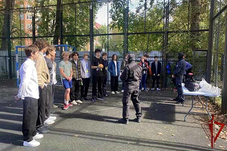 Столичные спецназовцы провели «Урок мужества» для воспитанников детского центра 