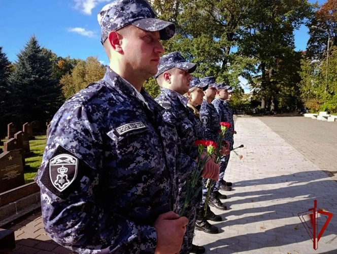 В Москве росгвардейцы почтили память защитников столицы