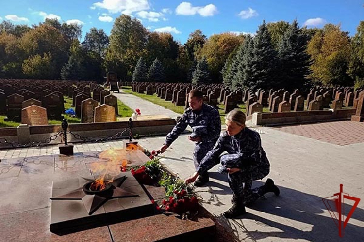 В Москве росгвардейцы почтили память защитников столицы