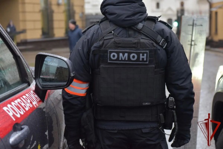 В Москве сотрудники спецподразделения Росгвардии задержали гражданина, подозреваемого в незаконном обороте наркотических веществ (видео)