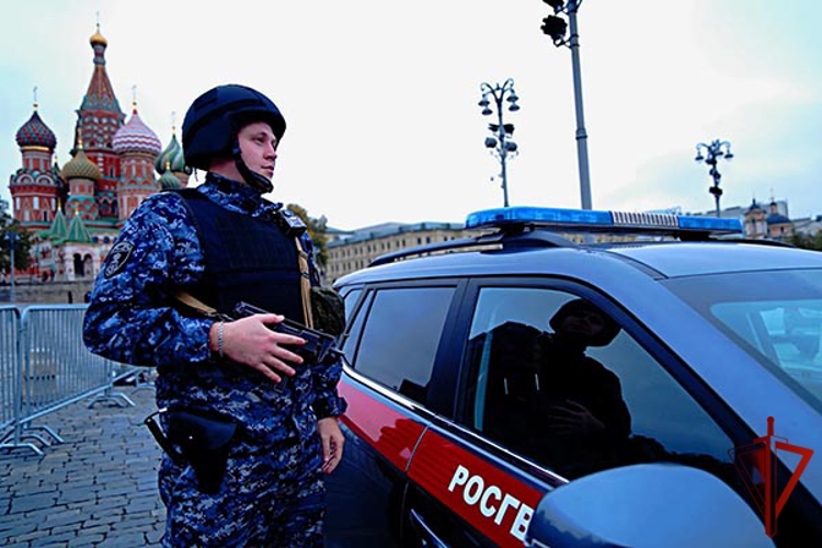 Столичные росгвардейцы задержали буйного постояльца в одном из хостелов Москвы (видео)