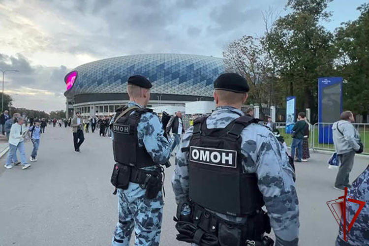 Охрану общественного порядка и безопасности граждан во время футбольного матча обеспечили столичные росгвардейцы
