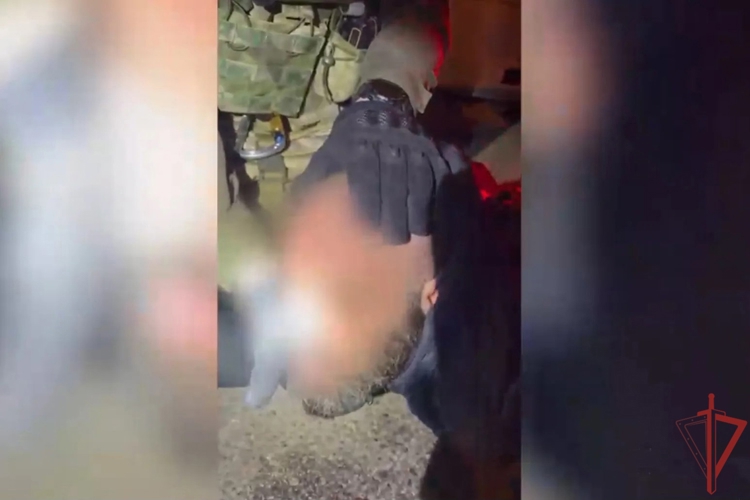 Кадры задержания при силовой поддержке СОБР «Столица» Росгвардии в Воронежской области 47-летнего мужчины, подозреваемого в совершении особо тяжкого преступления (видео)