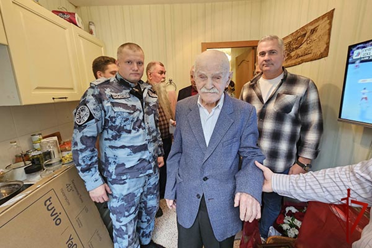 Сотрудники столичного спецподразделения Росгвардии поздравили ветерана Великой Отечественной войны Василия Самоторкина со 100-летием