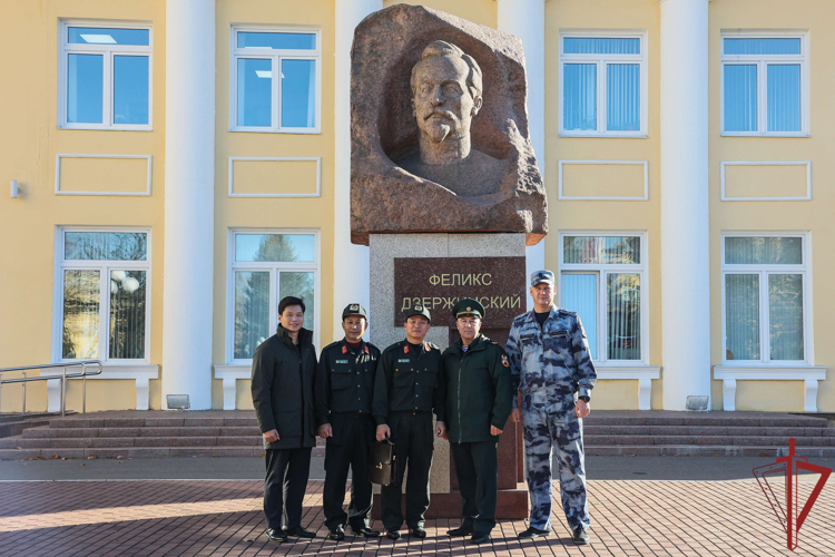 Специалисты-кинологи Росгвардии поделились опытом с коллегами из Министерства общественной безопасности Социалистической Республики Вьетнам