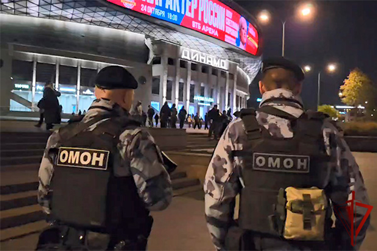 В Москве сотрудники Росгвардии обеспечили охрану общественной безопасности во время матча КХЛ (видео)