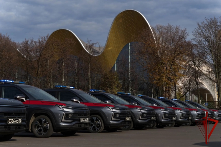 В Москве росгвардейцы провели тактические занятия по контраварийному вождению служебных автомобилей (видео)