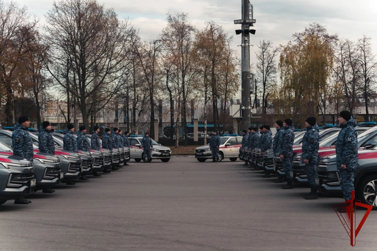 В Москве росгвардейцы провели тактические занятия по контраварийному вождению служебных автомобилей (видео)