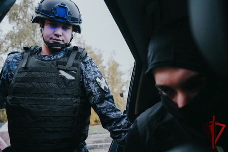 Росгвардейцы провели тактико-специальную тренировку на охраняемом объекте в Москве (видео)
