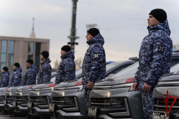 В Москве росгвардейцы провели тактические занятия по контраварийному вождению служебных автомобилей (видео)