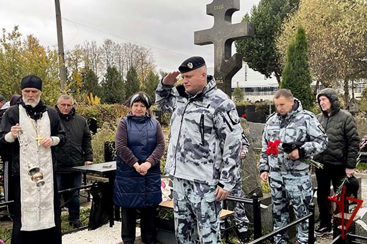 Сотрудники ОМОН «Авангард» столичного главка Росгвардии почтили память погибшего товарища Владимира Никифорова 