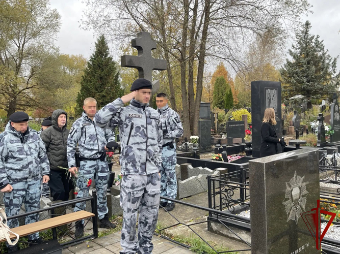 Сотрудники ОМОН «Авангард» столичного главка Росгвардии почтили память погибшего товарища Владимира Никифорова 
