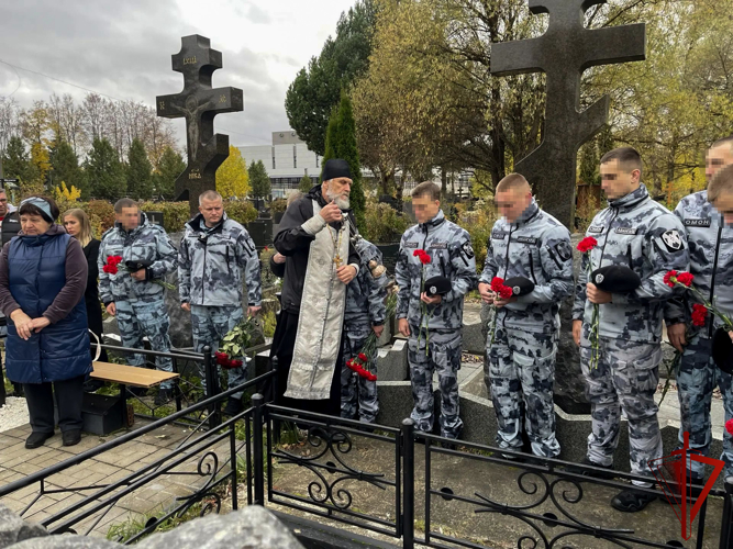 Сотрудники ОМОН «Авангард» столичного главка Росгвардии почтили память погибшего товарища Владимира Никифорова 