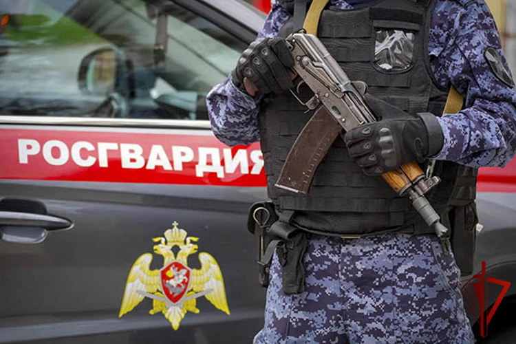 В Москве росгвардейцы задержали мужчину с крупной партией наркотиков (видео)