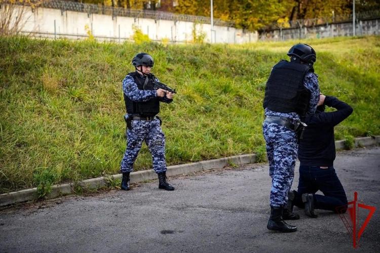 В Москве росгвардейцы провели тактико-специальную тренировку на охраняемом объекте (видео)