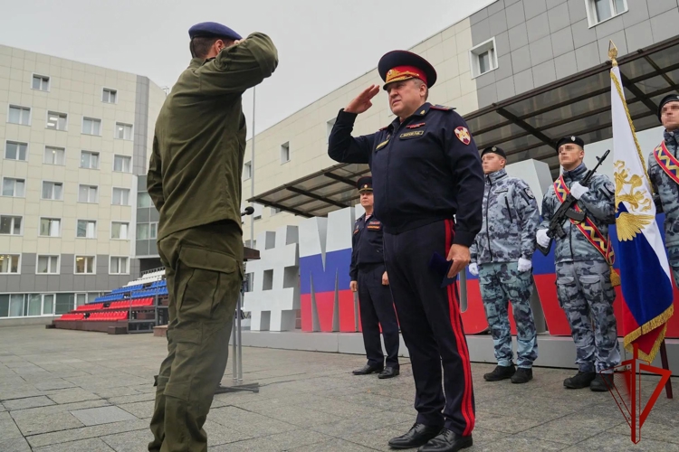 Сотрудники спецподразделений московского главка Росгвардии успешно прошли испытания на право ношения знака отличия полицейского спецназа 2-й степени (видео)