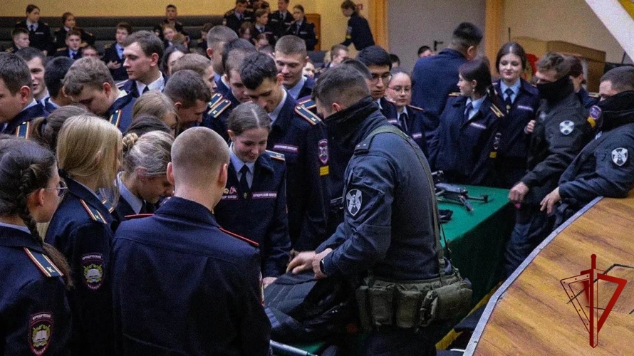 Сотрудники ОМОН «Меч» (на транспорте) провели занятие для курсантов Юридического колледжа 