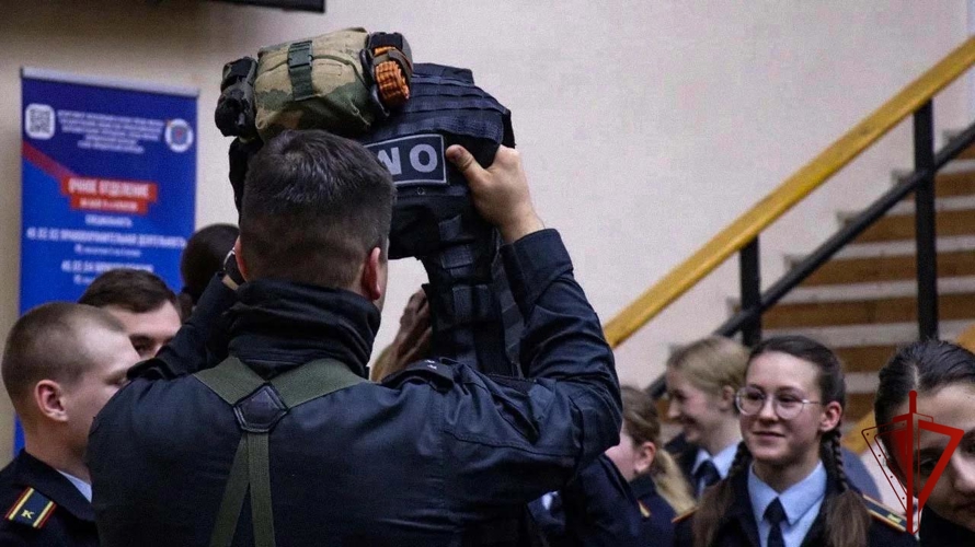Сотрудники ОМОН «Меч» (на транспорте) провели занятие для курсантов Юридического колледжа 