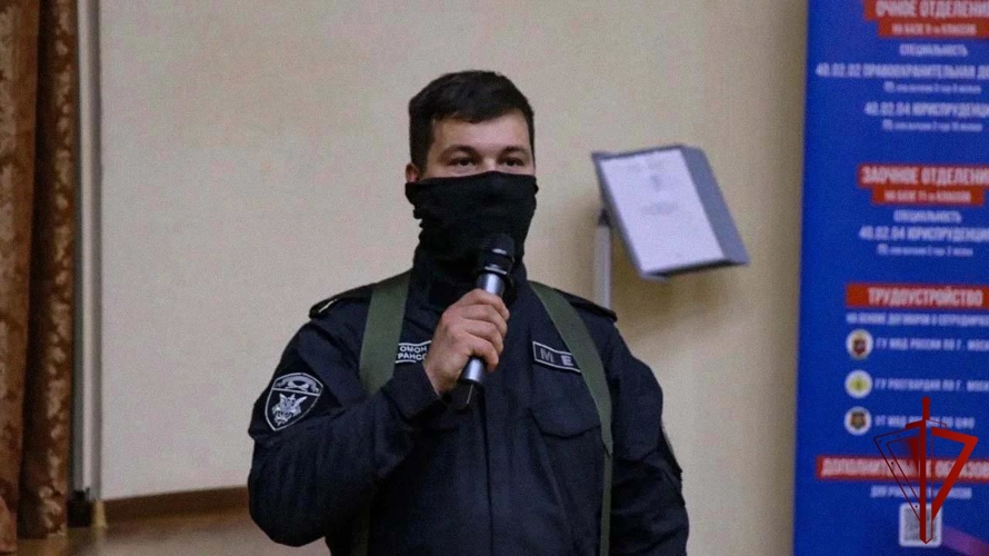 Сотрудники ОМОН «Меч» (на транспорте) провели занятие для курсантов Юридического колледжа 