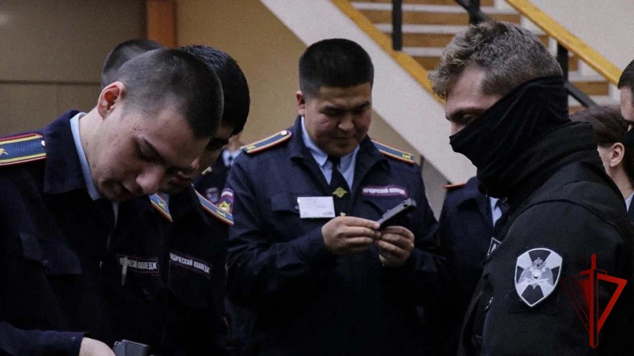 Сотрудники ОМОН «Меч» (на транспорте) провели занятие для курсантов Юридического колледжа 