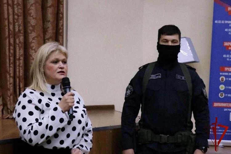Сотрудники ОМОН «Меч» (на транспорте) провели занятие для курсантов Юридического колледжа 