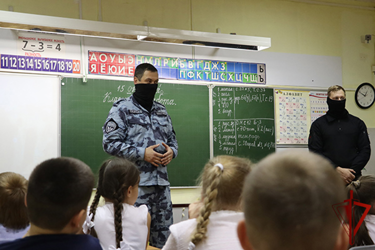Накануне Дня отца сотрудники столичного главка Росгвардии провели урок мужества для московских школьников (видео)
