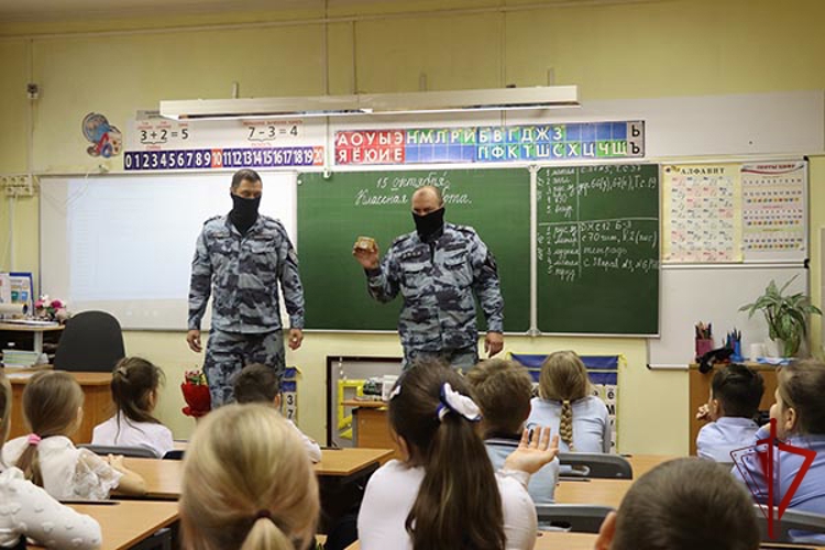 Накануне Дня отца сотрудники столичного главка Росгвардии провели урок мужества для московских школьников (видео)