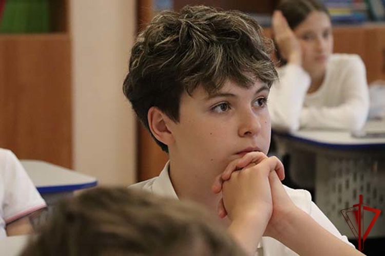 Накануне Дня отца сотрудники столичного главка Росгвардии провели урок мужества для московских школьников (видео)