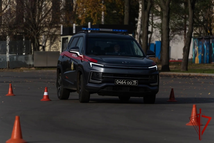 В Москве росгвардейцы провели тактические занятия по контраварийному вождению служебных автомобилей (видео)