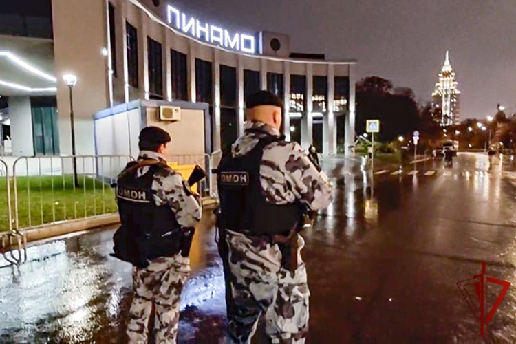 В Москве сотрудники Росгвардии обеспечили охрану общественного порядка во время матча КХЛ