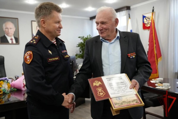 В Управлении вневедомственной охраны Росгвардии по Москве чествовали работников, посвятивших службе более 30 лет