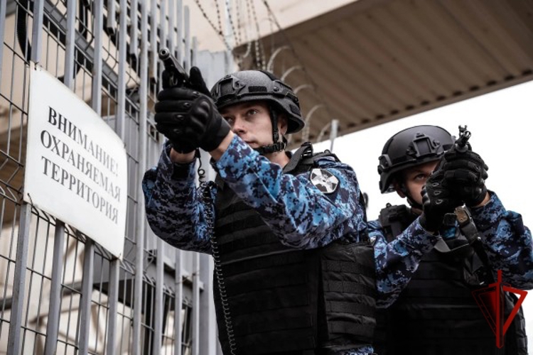 Росгвардейцы провели тактико-специальную тренировку на охраняемом объекте в Москве (видео)