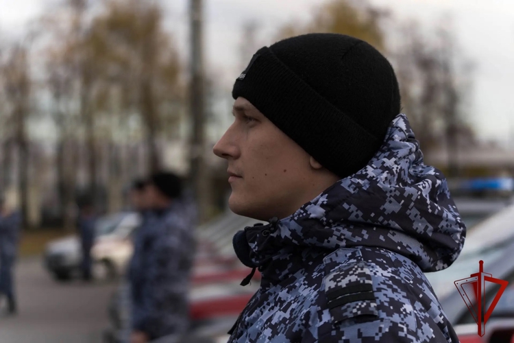 В Москве росгвардейцы провели тактические занятия по контраварийному вождению служебных автомобилей (видео)
