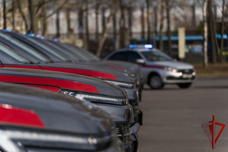 В Москве росгвардейцы провели тактические занятия по контраварийному вождению служебных автомобилей (видео)